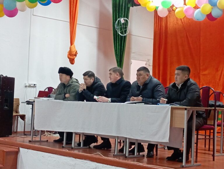 Read more about the article Өкмөт башчы А.Адишов,Аким Мирлан Карагуловдун Кызыл-Үнкүр айылынын тургундары менен жолугушуусу болуп өттү.